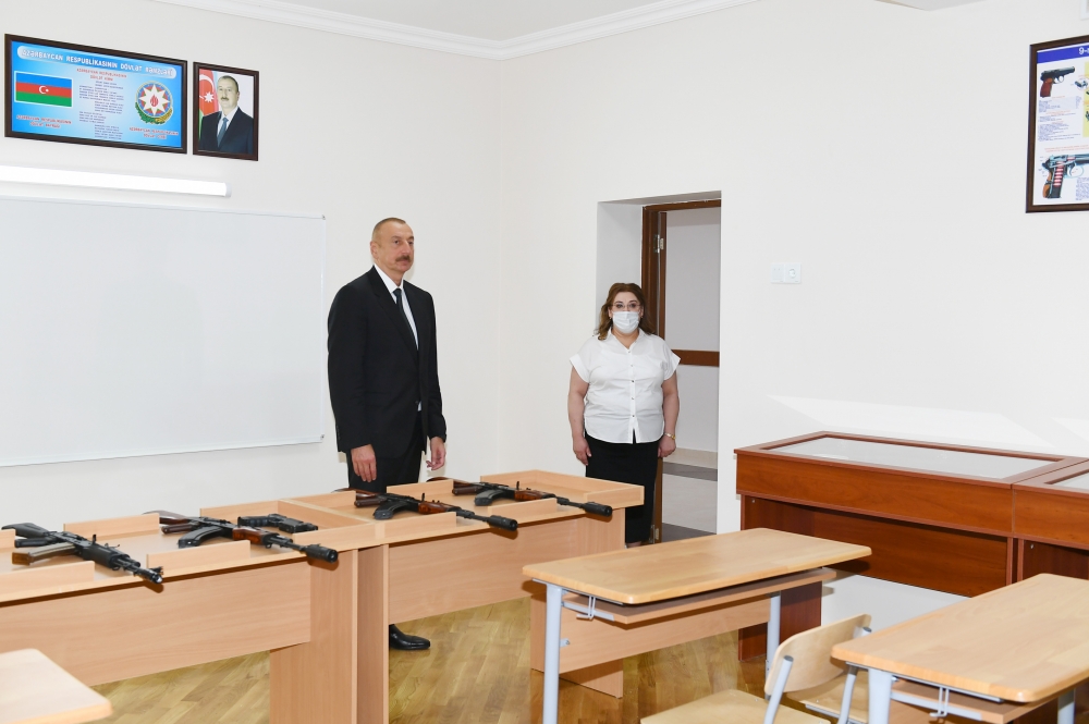 Ильхам Алиев принял участие в открытии нового корпуса средней школы в Баку