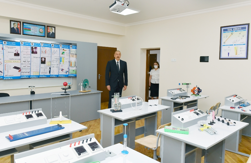 Ильхам Алиев принял участие в открытии нового корпуса средней школы в Баку