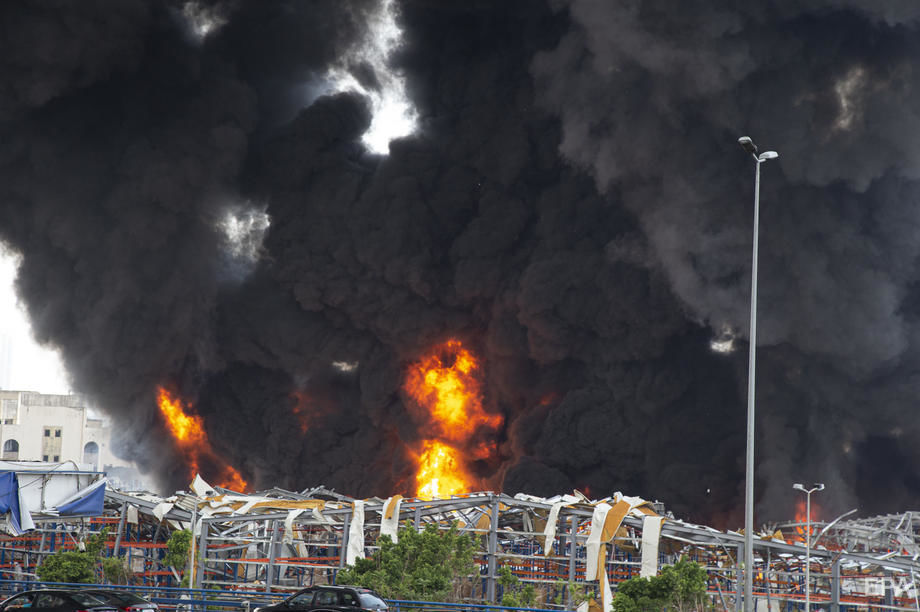 Сильный пожар в порту Бейрута потушен (обновлено)