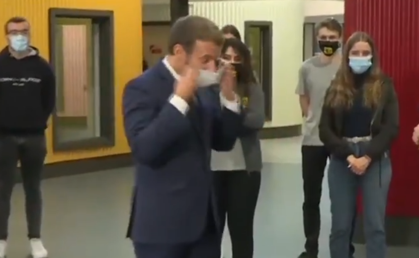 Макрон снял маску и прокашлялся во время общения со студентами