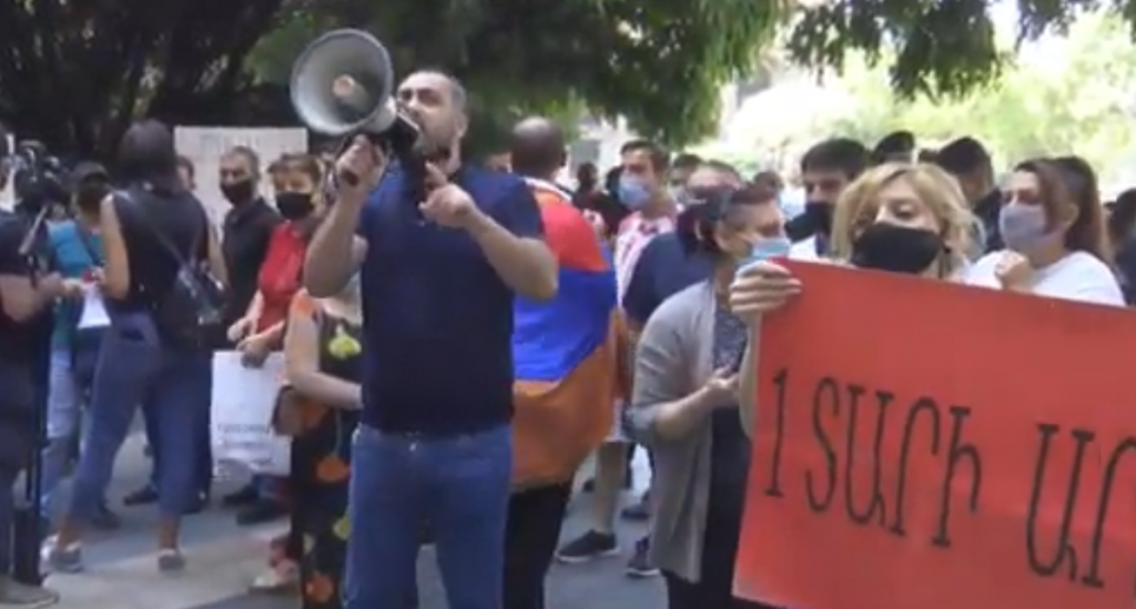 Акция протеста в Ереване: Власти подталкивают нас к самоубийству, мы хотим в Россию