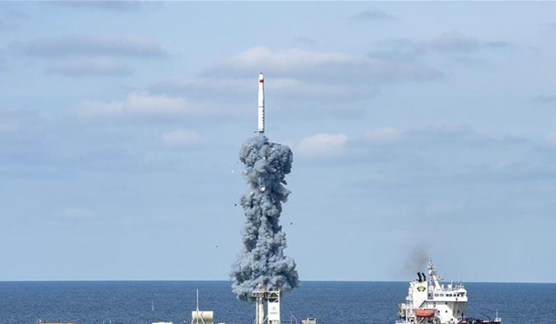 Китай впервые запустил ракету в космос с морского старта
