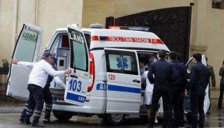 В Баку из-за сильного ветра погиб мужчина