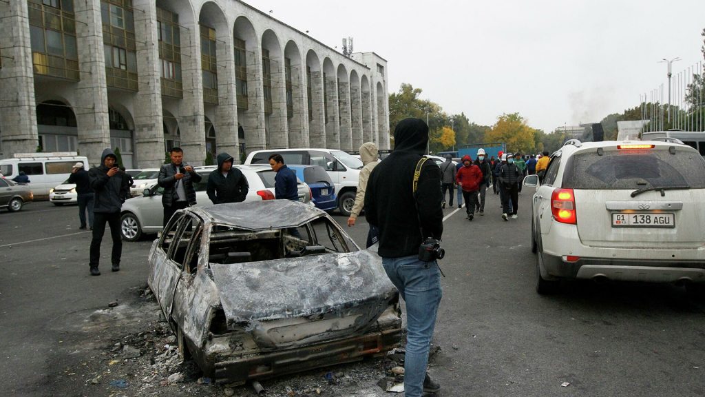 Протестующие в Бишкеке освободили из колонии Атамбаева, Исакова и заняли здание правительства