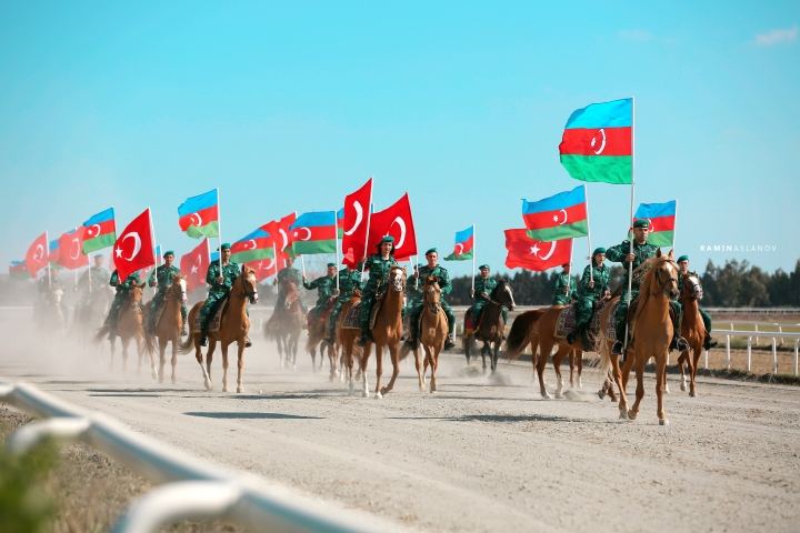 В Баку отметили успехи на фронте шествием на карабахских скакунах: фото