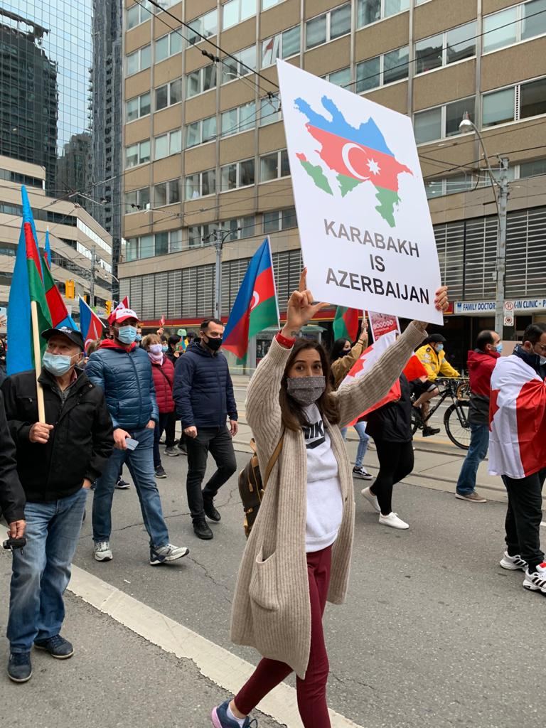 В Торонто прошла антиармянская акция азербайджанцев: фото
