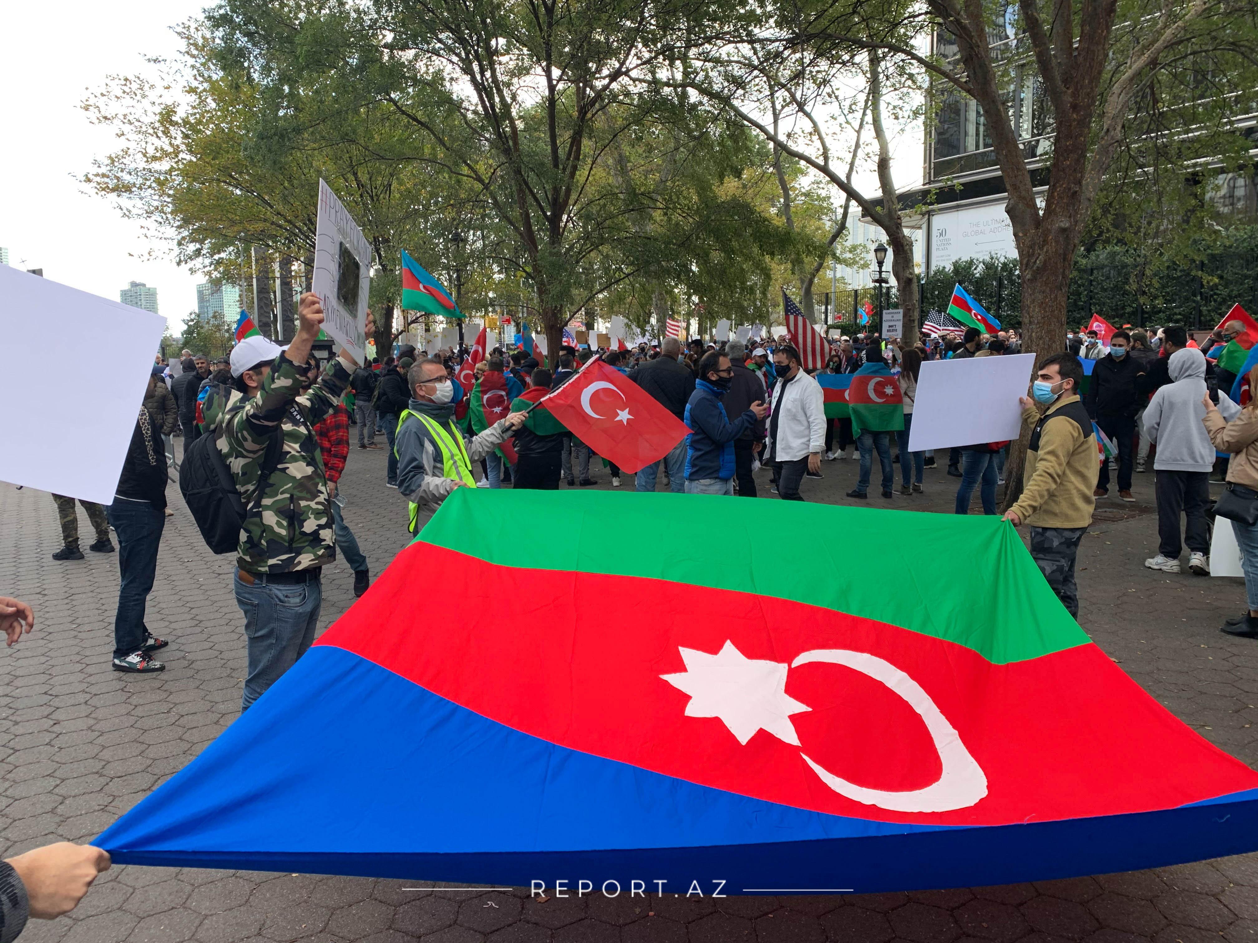 Азербайджанцы проводят акцию перед штаб-квартирой ООН: фото
