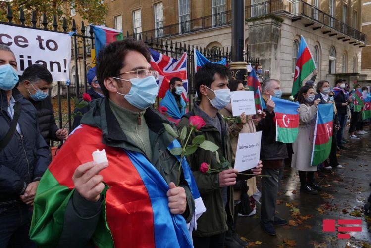 Азербайджанцы протестовали перед офисом Джонсона: фото, видео
