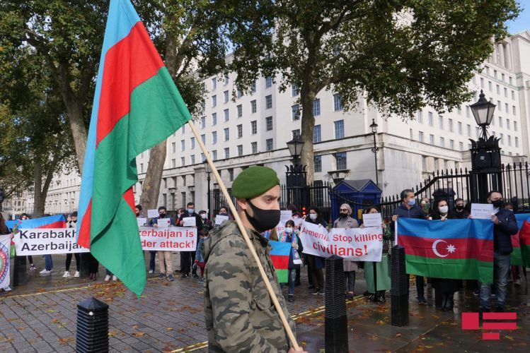 Азербайджанцы протестовали перед офисом Джонсона: фото, видео