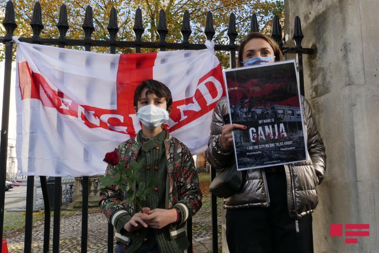 Азербайджанцы протестовали перед офисом Джонсона: фото, видео