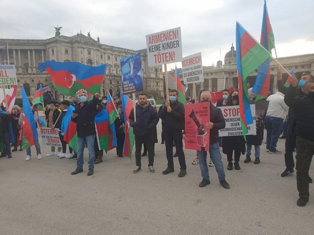 Азербайджанцы Австрии провели акцию в связи с ударом Армении по Гяндже