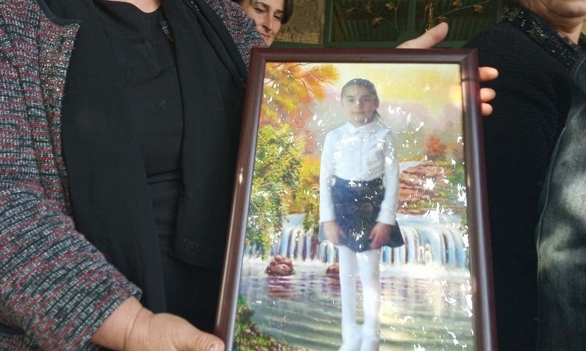 В Барде простились с 7-летней Айсу Искендеровой, погибшей в результате армянского обстрела: фото