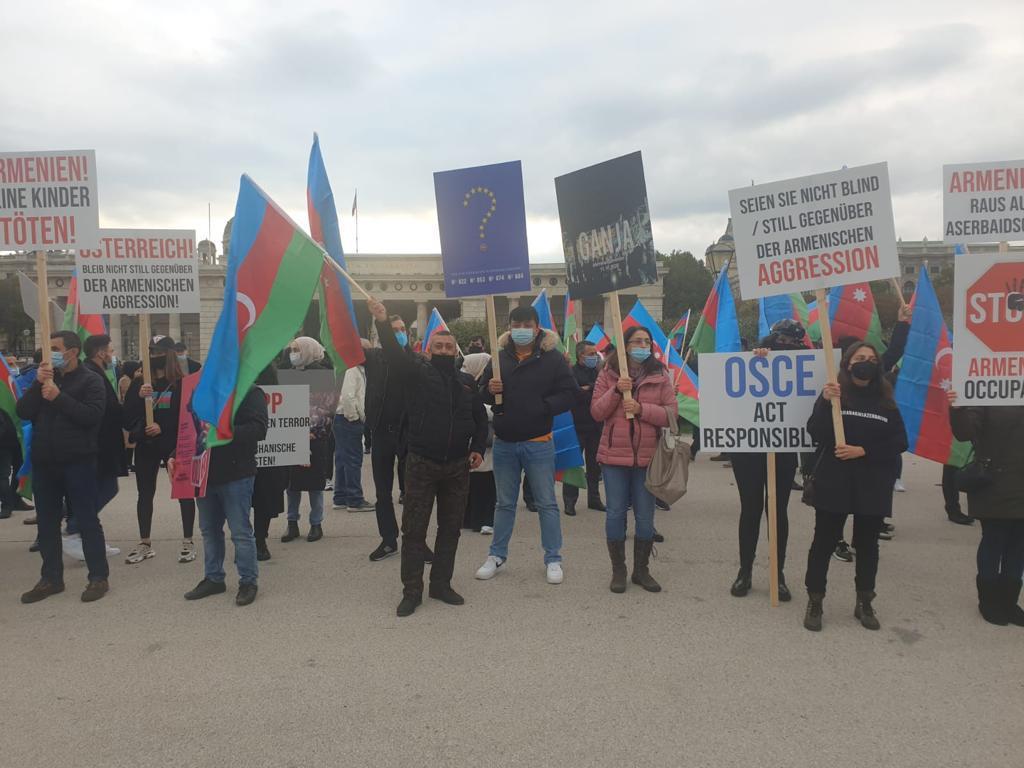 Азербайджанцы Австрии провели акцию в связи с ударом Армении по Гяндже