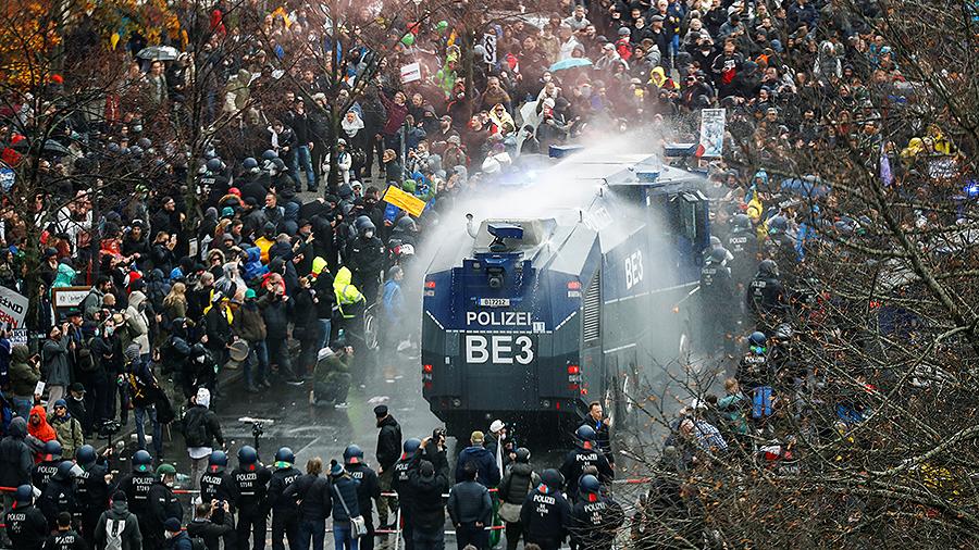 В Париже полиция применила водометы против протестующих