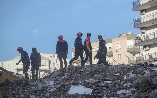 Количество жертв землетрясения в Измире достигло 110 (обновлено)