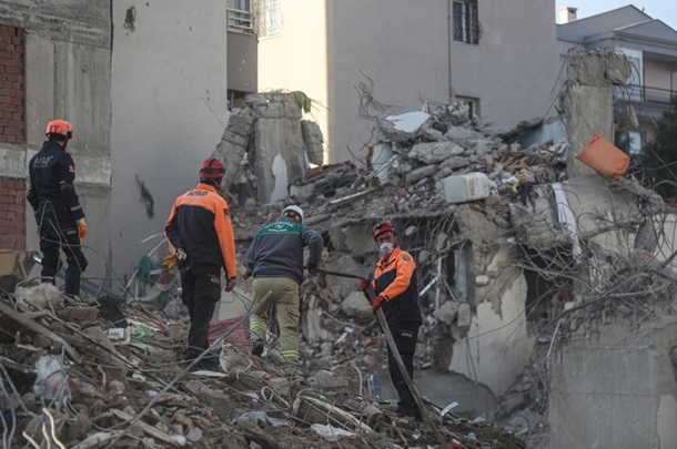 Количество жертв землетрясения в Измире достигло 110 (обновлено)