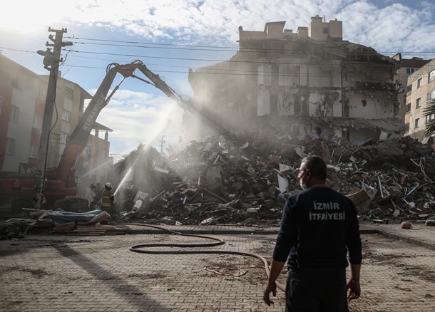 Количество жертв землетрясения в Измире достигло 110 (обновлено)