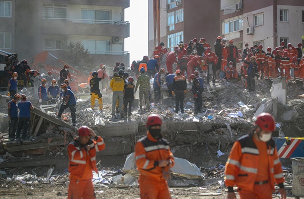 Количество жертв землетрясения в Измире достигло 110 (обновлено)