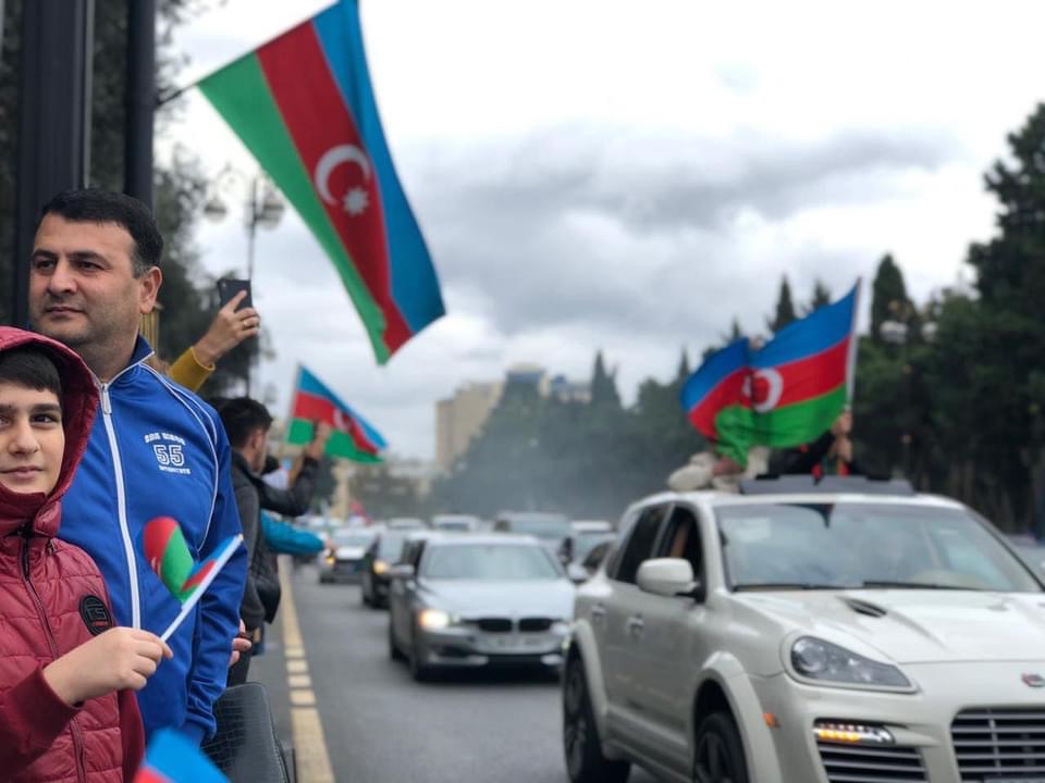 Тысячи жителей Баку вышли на улицы города, чтобы праздновать освобождение Шуши: видео