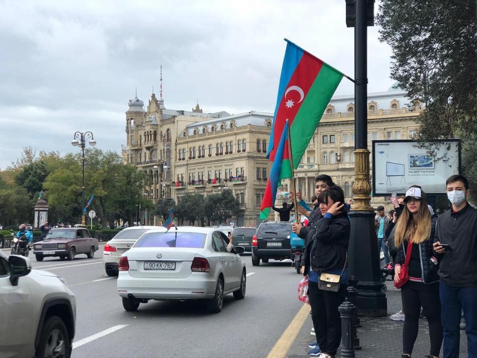 Тысячи жителей Баку вышли на улицы города, чтобы праздновать освобождение Шуши: видео