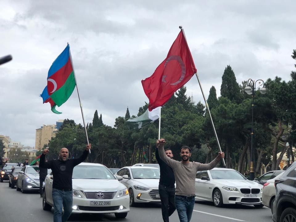 Тысячи жителей Баку вышли на улицы города, чтобы праздновать освобождение Шуши: видео