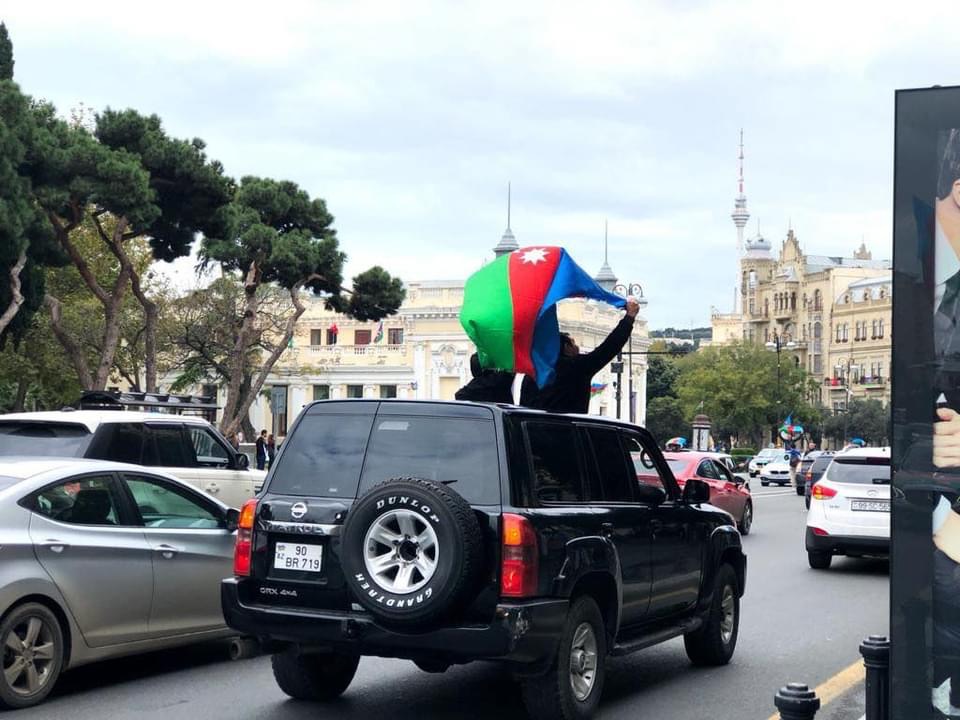 Тысячи жителей Баку вышли на улицы города, чтобы праздновать освобождение Шуши: видео