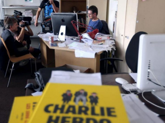 Charlie Hebdo выпустил номер с карикатурой на теракты во Франции: фото
