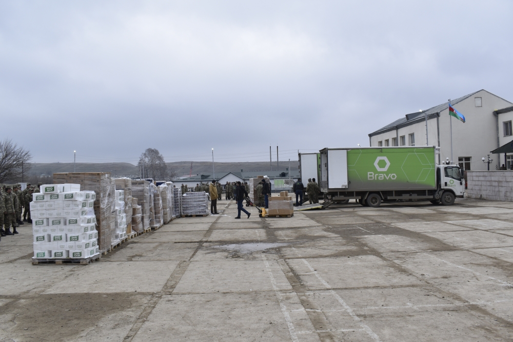 Бойцы в Джебраиле получили посылки с продуктами и средствами гигиены