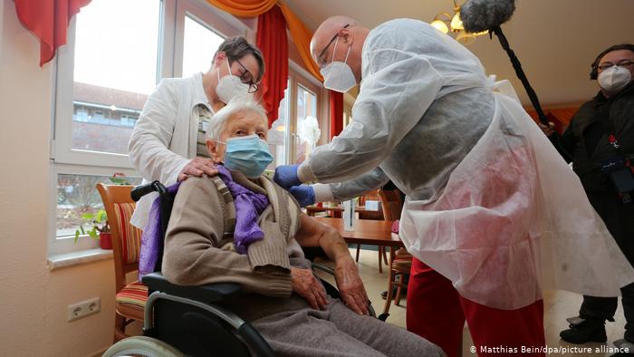 В Германии первую прививку от коронавируса сделали 101-летней женщине
