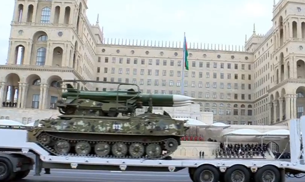 На параде Победы в Баку показали военные трофеи: фото