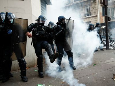 На акции протеста в Париже начались погромы