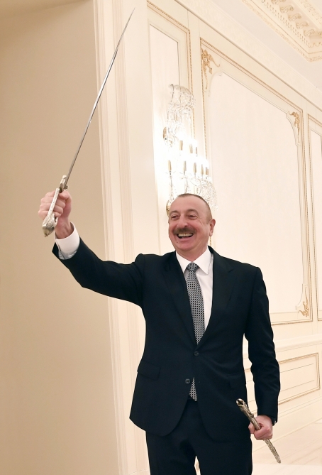 Гендиректор ИСЕСКО вручил памятный подарок Ильхаму Алиеву: фото