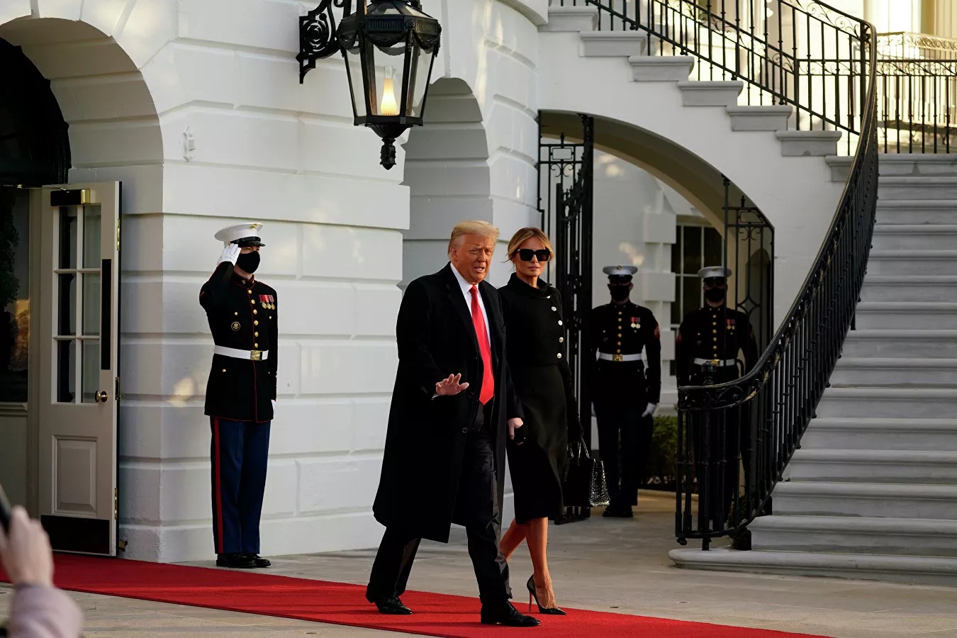 Трамп и его супруга Меланья покинули Белый дом: видео