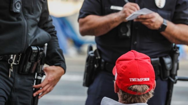В Сан-Диего акция сторонников Трампа переросла в столкновения с оппонентами