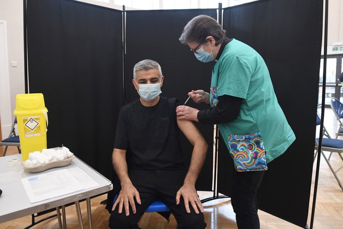 Мэр Лондона вакцинировался от ковида
