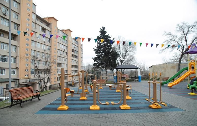 IDEA подарила бакинцам еще один благоустроенный двор: фото
