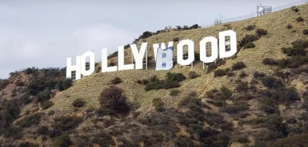 Пранкеры изменили знаменитую надпись Hollywood на Hollyboob