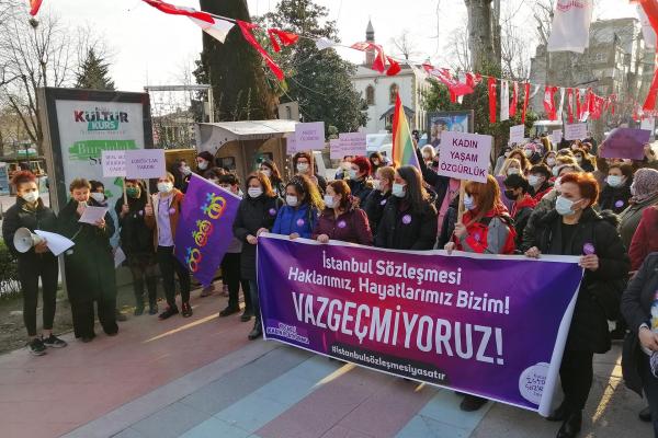 В Турции полиция применила слезоточивый газ против женской протестной акции