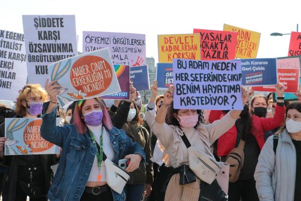 В Турции полиция применила слезоточивый газ против женской протестной акции