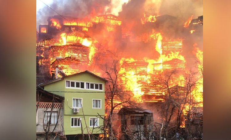Сильный пожар в турецкой деревне