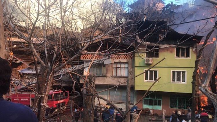 Сильный пожар в турецкой деревне