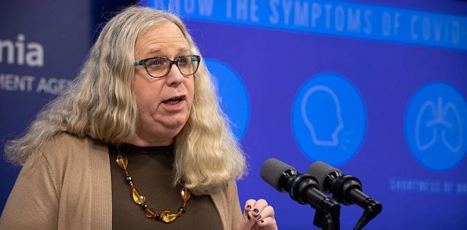 Женщина-трансгендер стала помощником главы минздрава США