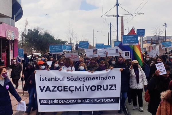 В Турции полиция применила слезоточивый газ против женской протестной акции