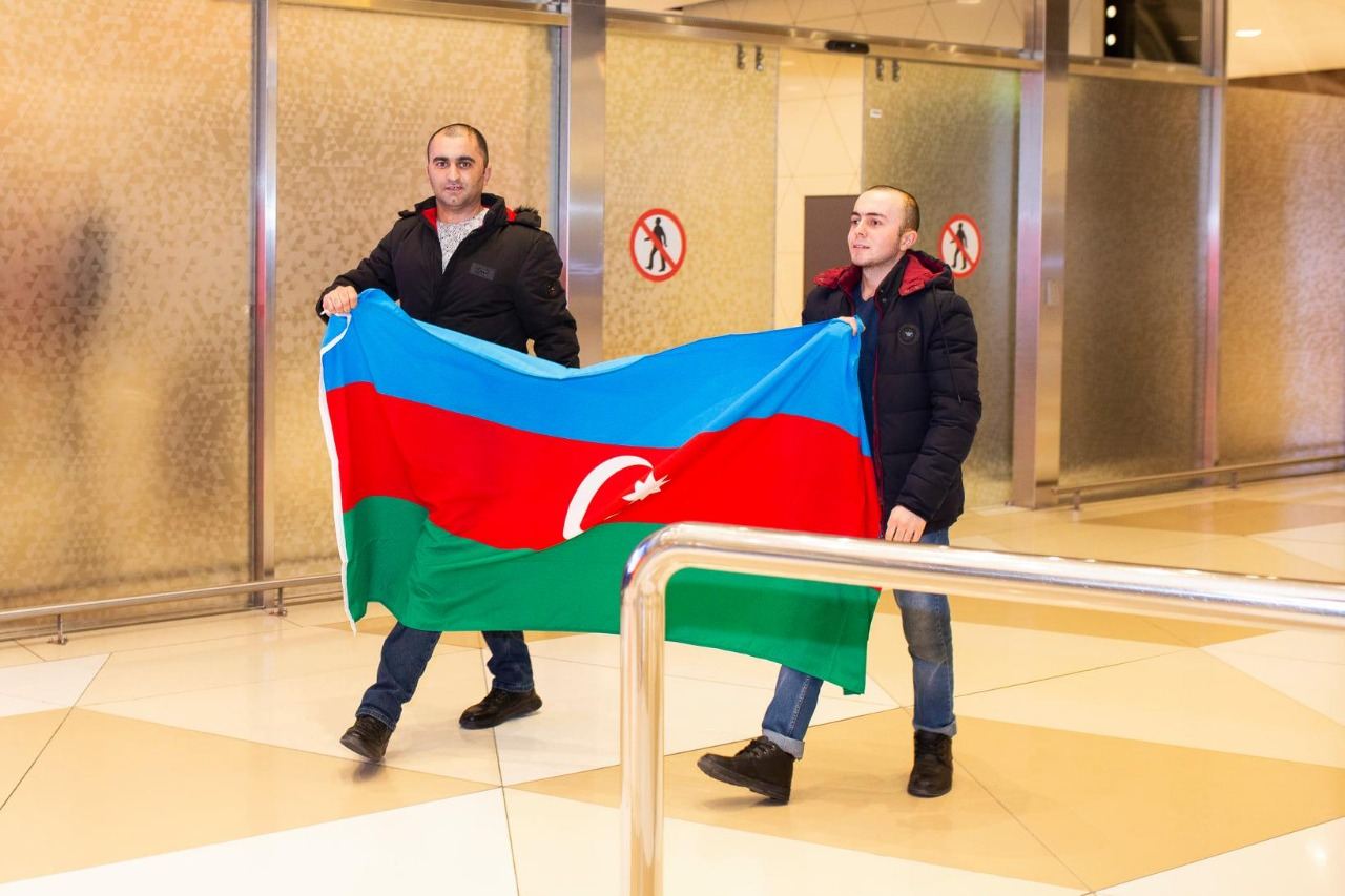 Четверо участников Отечественной войны Азербайджана вернулись на родину после лечения в Турции
