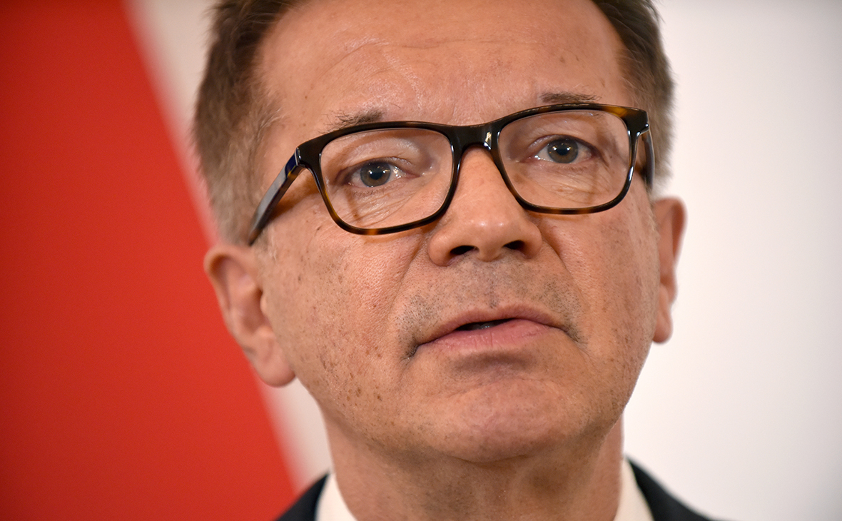 Глава минздрава Австрии переутомился и подал в отставку