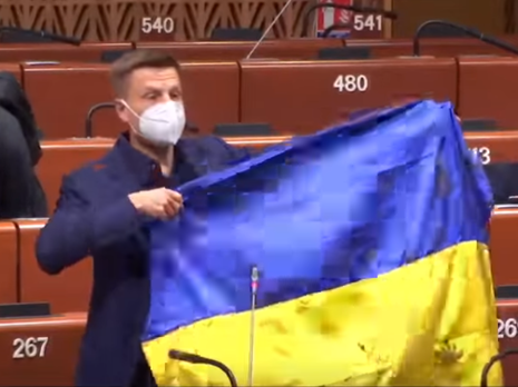 Президент ПАСЕ пригрозил санкциями за простреленный флаг Украины с Донбасса