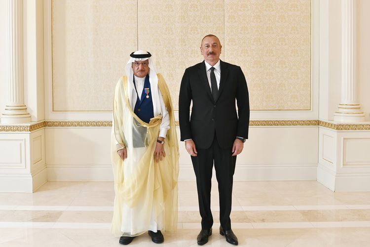 Президент Алиев вручил генсеку ОИС орден