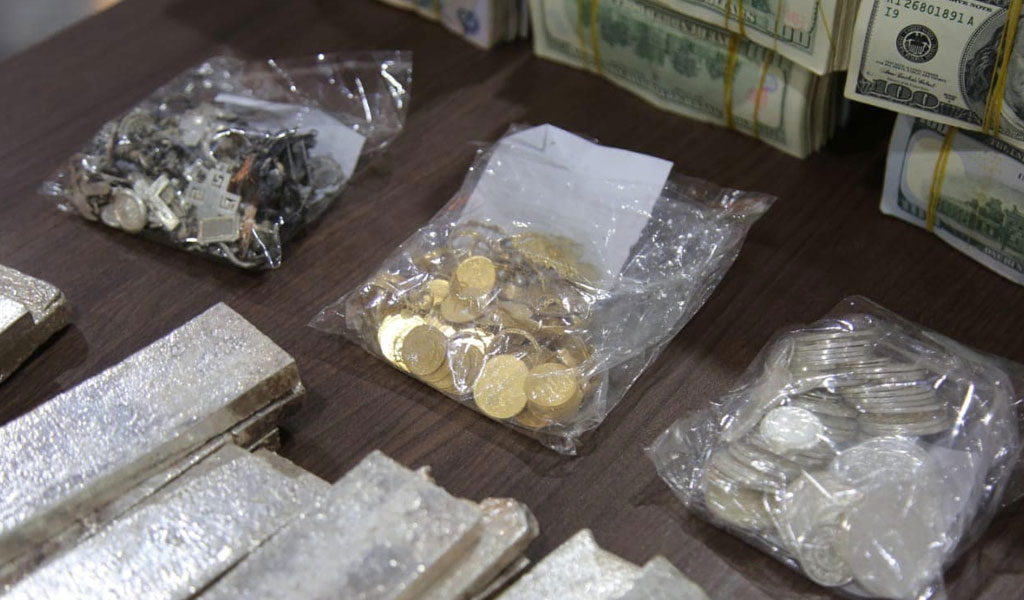 В Ираке обнаружили тайник террористов ИГ с золотом, серебром и $1,6 млн