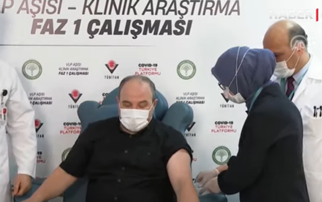 Турецкий министр стал добровольцем на испытаниях национальной вакцины от коронавируса