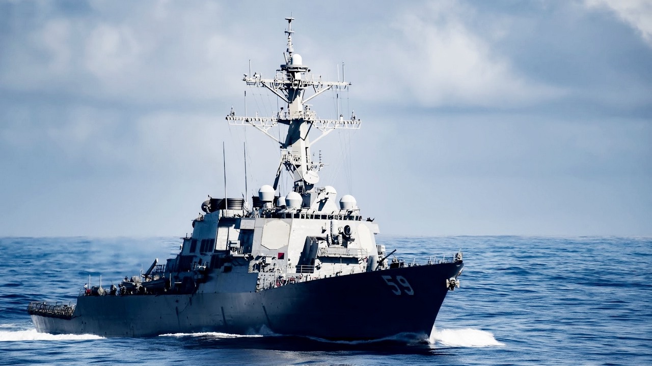 Над ракетным эсминцем США заметили НЛО
